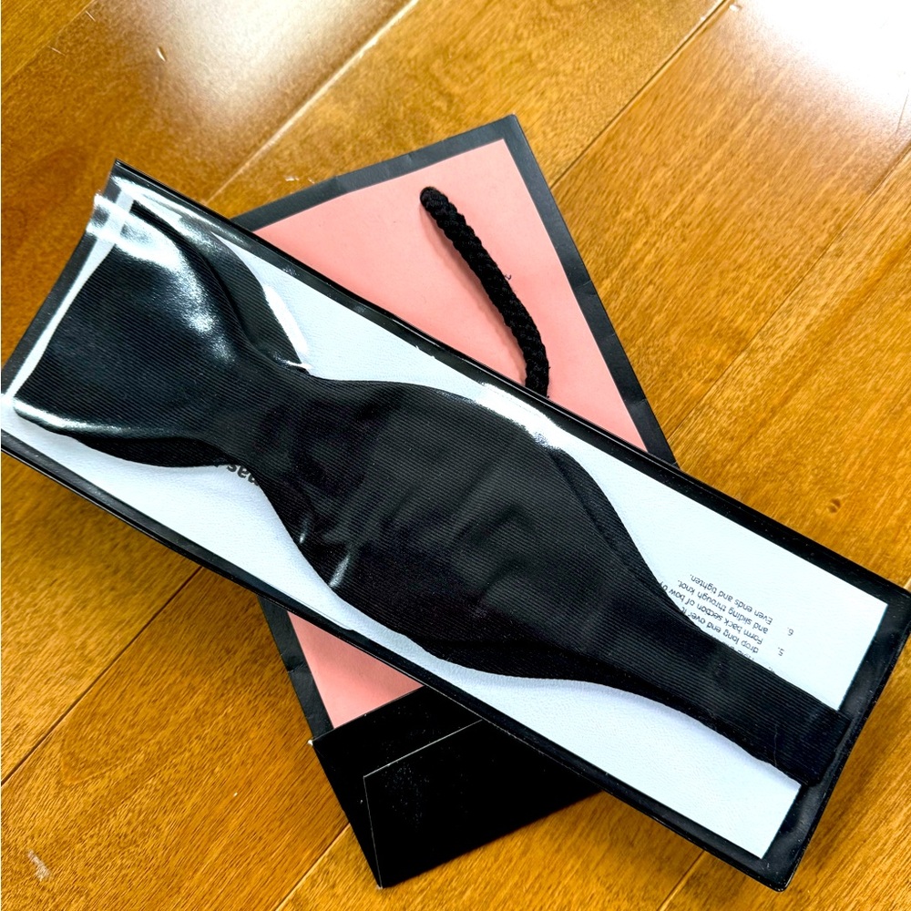 Brand New Thomas Pink bow tie. never opened